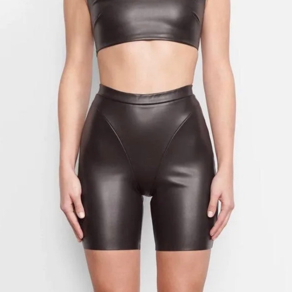SKIMS | faux leather bike short | size M | soot